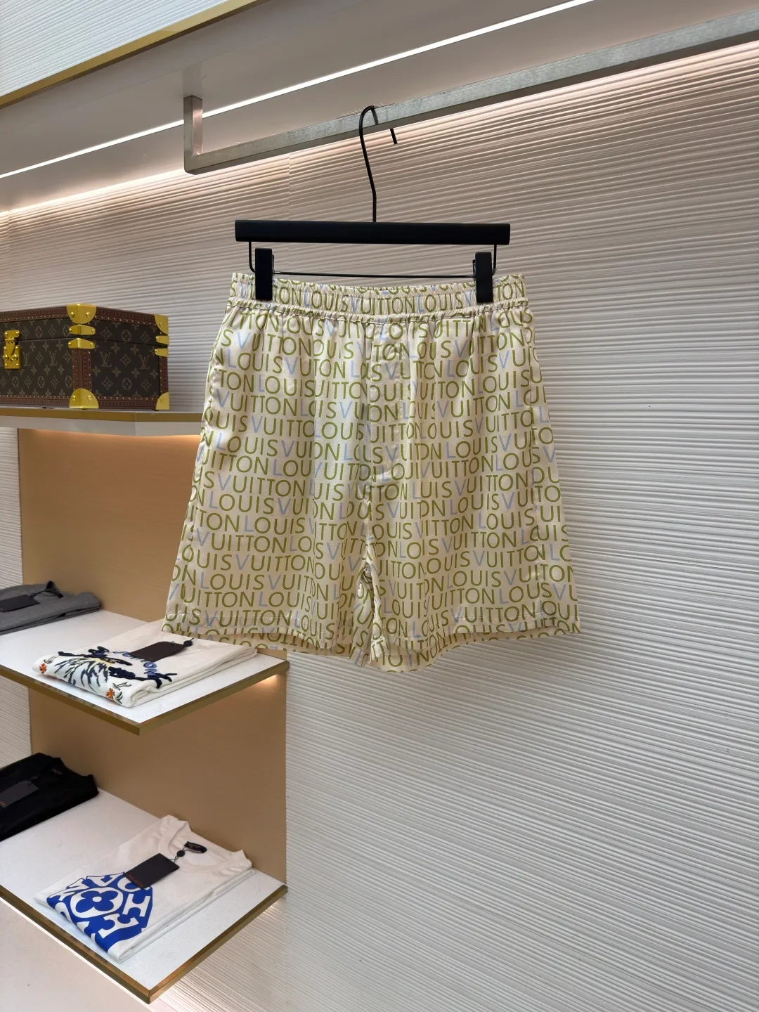 LOUIS VUITTON full-print letter shorts ●Item number: 1682540-A60 ●Fabric: cotton fabric ●Technology: printing production ●Color: apricot ●Version: fitted version ●Weight: about 165 grams ●Size: 45-48-50-52 ●Description: Made of high-thread-count pure cotton poplin fabric. The fabric is treated with pre-washing water and feels smooth and breathable. It has good drape and stiffness, and is not easy to wrinkle and deform. The brand letter pattern printed all over the body of the garment is produced using digital direct printing technology. The color reproduction is high and the pattern is delicate. It is not easy to fade and smudge after high-temperature fixation treatment. The letters are neatly arranged to highlight the brand recognition. The shirt is designed with a Cuban collar, the neckline is smooth and natural, and the buttons at the placket are made of custom mother-of-pearl buttons, which have a warm and shiny texture. The overall cut is a loose silhouette, the shoulder joints are flat-stitched, the stitching is straight and fine, the cuffs are short-sleeved cuffs, and the details are exquisite. The customized accessories and three labels are complete, making it easily suitable for casual vacations and daily outings. The overall wiring is straight and delicate, the fabric is comfortable and soft, and the color is consistent without color difference. It can be matched with the same style to create a fashionable look and control various occasions. Customized accessories, complete with three standards, same style for men and women!